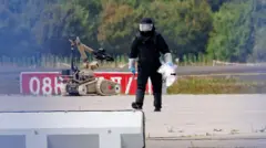 Дрон с бомбой возле взлетно-посадочной полосы обезвреживал робот-сапер