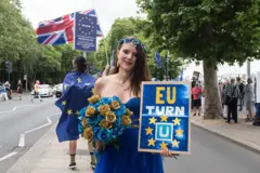 Una joven vestida con los colores de la bandera de la Unión Europea.