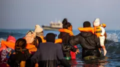 ቅዳሜ ዕለት ብቻ ወደ 900 ስደተኞች ቻናሉን ማቋረጣቸው ይታመናል