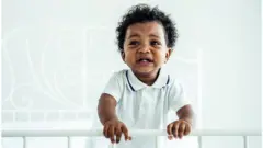 Bébé qui pleure dans son lit