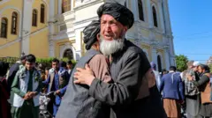 أشخاص يحيون بعضهم البعض بعد صلاة عيد الفطر في كابول، أفغانستان