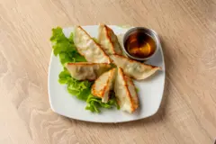 चटकारे लेकर मोमो खाते हुए क्या कभी आपके मन में ये सवाला आया है कि ज़्यादा मोमो खाने से क्या होता है?