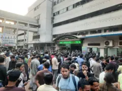 কা মেডিকেল কলেজ হাসপাতালের সামনে ভিড়