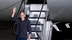 Еван Гершкович сходить з літака