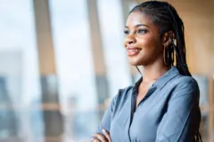 Cultivez une culture du leadership au sein de votre organisation. Portrait d'une jeune femme afro-américaine, responsable du développement commercial, travaillant dans un bureau moderne. Elle paraît sûre d'elle et possède des compétences en planification stratégique.