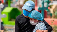 Familia en un cementerio de Nicaragua