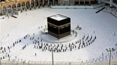 গত বছর করোনাভাইরাসের কারণে অল্প সংখ্যক মানুষ স্বাস্থ্যবিধি মেনে হজ পালন করেন