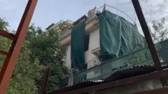 Hili ndilo eneo linaloshukiwa la shambulio huko Kabul - karatasi za plastiki za kijani zimewekwa kibarazani