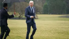 Joe Biden akikimbia kwenye nyasi ya White House baada ya kurudi kutoka kwa uchunguzi wake wa kila mwaka wa matibabu mnamo Februari