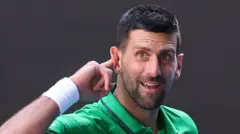 Novak Djokovic jokes with the crowd in a practice session at the 2026 Australian Open