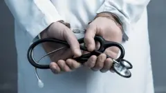 گزارش‌هایی درباره بازداشت شماری از پزشکان و کادر درمان در ایران منتشر شده است