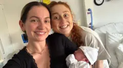 Na zdjęciu Georgia trzyma noworodka, obok niej stoi Daisy.