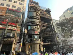 বেইলি রোডের গ্রিন কজি কটেজ নামে ভবনটিতে আগুন লাগে। 