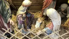 Ыйсанын туулган күнү (Кристмас) майрамына арналган базардын германдык бөлүгүндөгү Ыйса төрөлгөн учур сыпатталган көргөзмө. Кардифф шаары, Улуу Британия. 10.12.2019. 