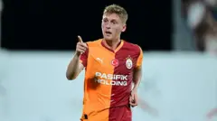 Galatasaray formalı sarışın futbolcu hazırlık maçında attığı golü kutluyor