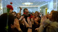 Erdal Beşikçioğlu CHP ilçe örgütünün düzenlediği 'kadınlar matinesi'ne katıldı. 