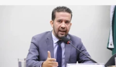 André Janones em sessão da Câmara dos Deputados