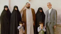 عکس خانوادگی حسن روحانی. گفته می‌شود پسربچه اول از سمت راست محمد روحانی است