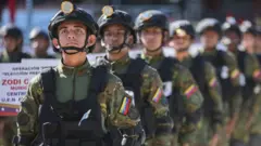 Soldados do exército venezuelano participam de um desfile militar antes das últimas eleições presidenciais do país em Fuerte Tiuna, Caracas, 24 de julho de 2024