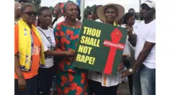 Abagore bari mu myiyerekano basabira ubutungane umukenyezi Dakolo muri Nigeria