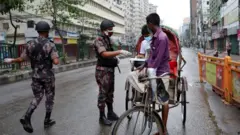 লকডাউন তদারকি করছেন নিরাপত্তা বাহিনীর সদস্যরা