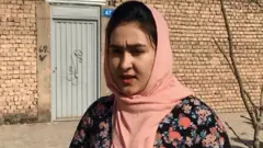 په مزارشریف ښار کې د ښاروالۍ او د دې ولایت یو شمېر مېرمنو او نجونو له طالبانو سره د امریکا د هوکړه لیک لاسلیکېدا په خوښۍ د دې ښار په شپږمه ناحیه کې نیالګي کېنول.