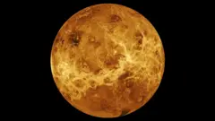 Imagen de Venus con su atmósfera de color amarillento. Imagen compuesta en base a datos de las sondas Magallanes y Pioneer Venus Orbiter