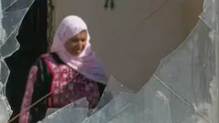Amal Awad regarde sa maison endommagée en Cisjordanie occupée.