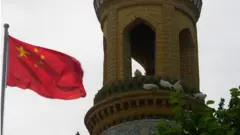 د سپوږمکۍ انځورونه چين کې يو جومات ښيي چې ويجاړ شوی، پر بېجينګ دا تورونه هم ورسره زيات شوي، چې مسلمانان ځپي.