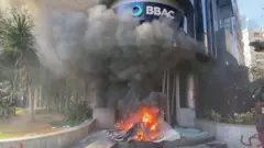 عملاء غاضبون أضرموا النيران في عدد من البنوك في بيروت
