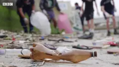 ขวดพลาสติกบนชายหาด