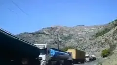 صف کامیون‌های ایرانی در جاده گوریس قاپان