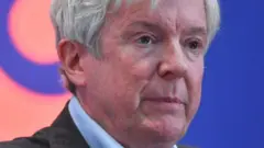 Lord Hall nói ông sẽ dùng tiếng nói được tin cậy của BBC để dẫn đường.