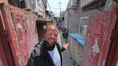 Maurício no pátio onde mora em Pequim