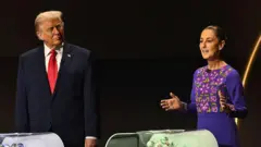 Donald Trump olha para Claudia Sheinbaum durante um discurso da presidente mexicana no sorteio da Copa do Mundo de 2026