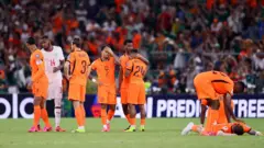 Hollandalı oyuncular sahada büyük üzüntü içinde görülüyor. 