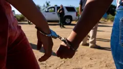 Dos manos unidas por unas esposas