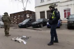 Polícia no local do ataque de um drone russo do tipo Molniya em uma área residencial de Kharkiv, na Ucrânia, no dia 25 de janeiro de 2025