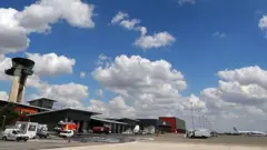 ফ্রান্সের এই বিমানবন্দরেই আটক করা হয়েছে বিমানটিকে