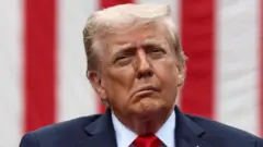 ரஷ்யா மீது தடை விதிக்க தயார் என டிரம்ப் கூறுகிறார்.