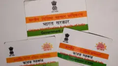 निवडणूक आयोगानं वोटर आयडी आधार कार्डशी लिंक करणार असल्याचं म्हटलं आहे