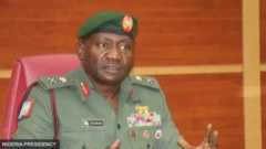 Christopher Musa wọ aṣọ ológun, ó ń bá àwọn èèyàn sọ̀rọ̀