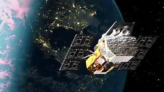 Zlatni teleskop u svemiru iza njega se vidi planeta Zemlja