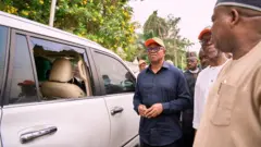 Peter Obi nọ n'akụkụ ụgbọala ahụ ndị ojiegbe ahụ mebiri