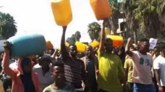ለሰልፍ የወጡ ነዋሪዎች