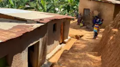 Abarimo kwimurwa kuko abo batuye hashyizwe mu kiciro cy'amanegeka bavuga ko batewe agahinda n'uko birimo gukorwa