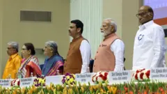 दिल्ली येथे होत असलेल्या मराठी साहित्य संमेलाच्या उद्घाटनाच्या पहिल्या सत्रात उपस्थित पंतप्रधान नरेंद्र मोदी, संमेलनाचे स्वागताध्यक्ष शरद पवार, मुख्यमंत्री देवेंद्र फडणवीस, संमेलनाध्यक्षा तारा भवाळकर.