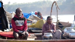 होडीवर स्वयंपाक करत जगणारे वेंकटेश्वरराव आणि सिंहाद्री