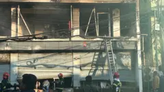 আগুন পুরোপুরি নেভাতে কাজ করছেন ফায়ার সার্ভিসের কর্মীরা