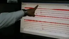 भूकम्प मापन गर्दा देखिएको ग्राफ देखाउँदै लोकविजय अधिकारी